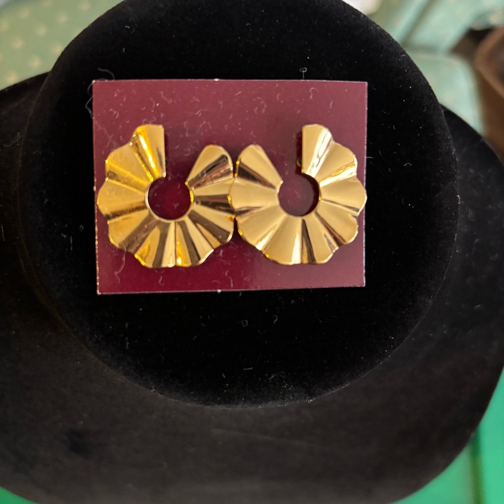Vintage Avon “Golden Crescent” Gold-Tone Fan-Shaped Disc Earrings